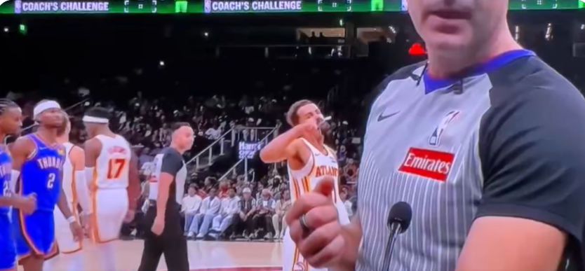 ไม่กลัวค่าปรับ? Trae Young ชูนิ้วโป้งลงด้านหลังผู้ตัดสินเพื่อแสดงความไม่พอใจ