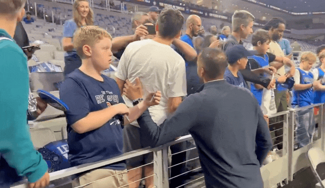 แฮร์ริสันเซ็นลายเซ็นและถ่ายรูปให้แฟน ๆ Mavericks โดยจงใจข้ามแฟน ๆ ที่สวมชุด Doncic