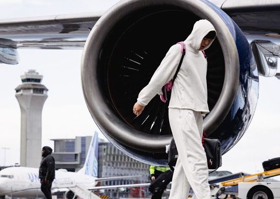 มุ่งหน้าสู่สนามของทีมเยือนกันเถอะ! โซเชียลมีเดียอย่างเป็นทางการของ Trail Blazers โพสต์รูปถ่าย Yang Hansen ปรากฏตัวในภาพ