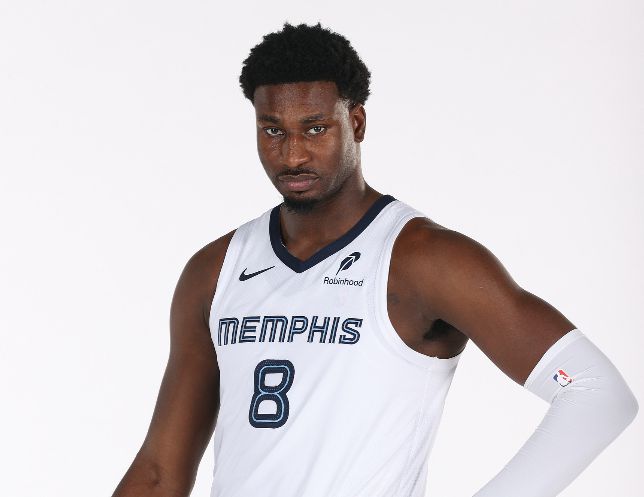 กริซลี่ส์ทำสามพอยน์เตอร์ได้ 4 จาก 23 แต้มในครึ่งแรก โดยทำคะแนนได้เพียง 46 แต้ม และกรีนอาร์มี่ทำได้ 21 แต้ม