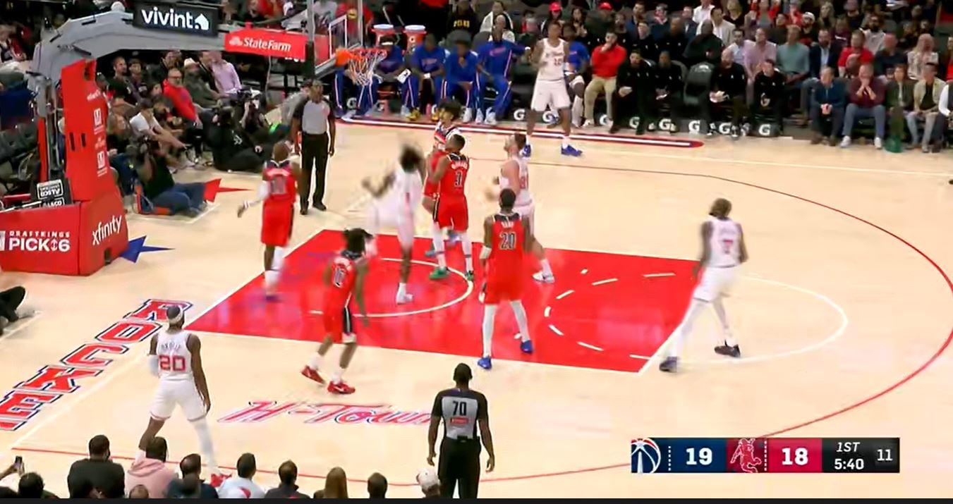 สภาพการแข่งขันดี! ดูแรนท์ทำ 16 แต้มจากการยิง 5 จาก 8 ในควอเตอร์แรก และช่วยให้ร็อคเก็ตส์ขึ้นนำด้วย 11 แต้ม