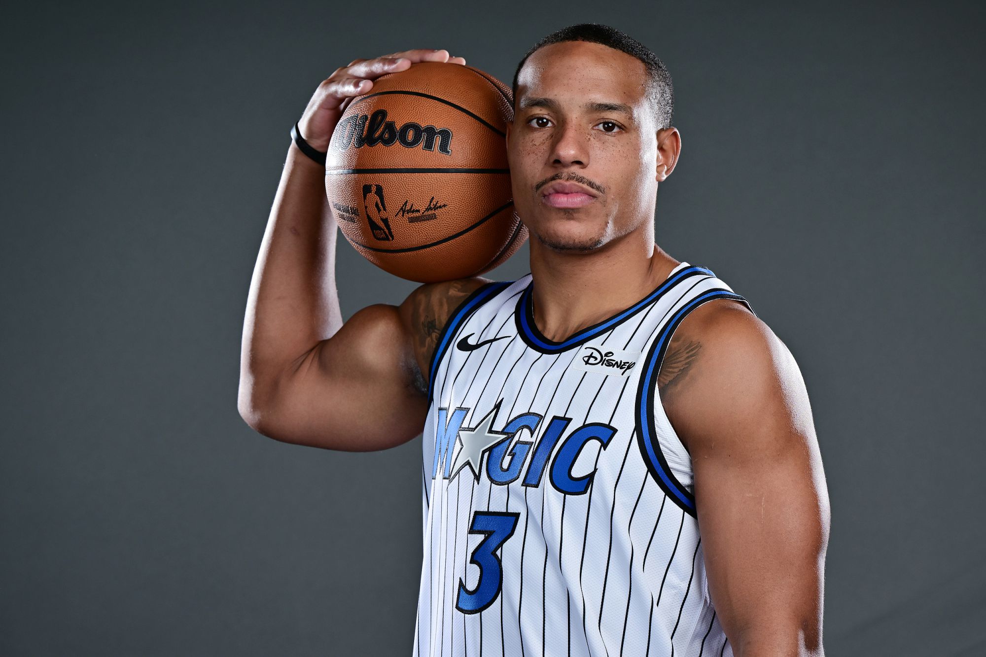 วากเนอร์และเบนทำ 29 แต้มในครึ่งแรกช่วยให้เมจิคนำทีมนิกส์มี 20 แต้ม