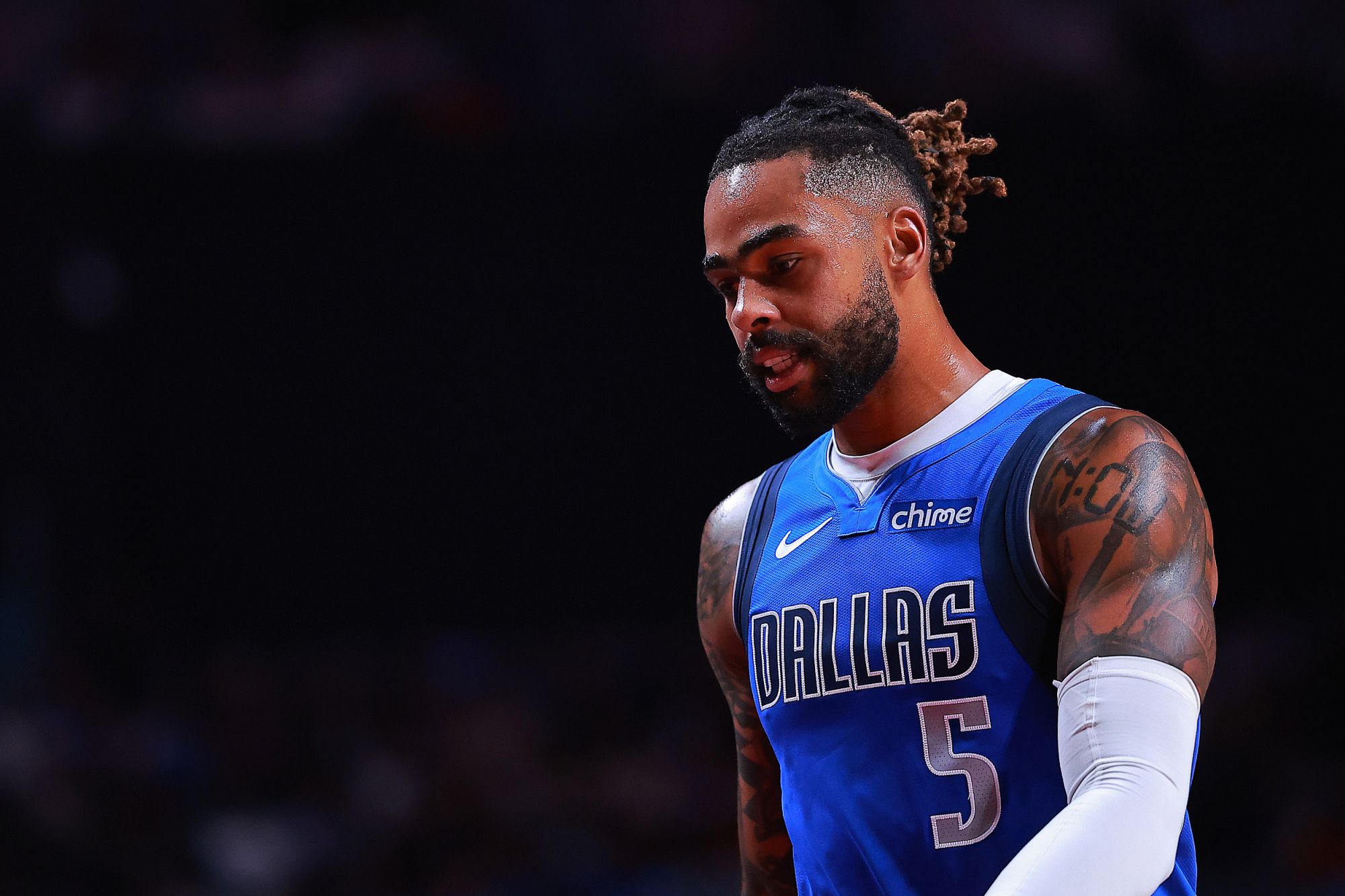 ถึงเวลายืดสะโพกระหว่างการต่อสู้ขั้นเด็ดขาด! รัสเซลทำคะแนนได้ 28 แต้มจากการยิง 11 จาก 24 ครั้ง, 6 รีบาวน์และ 5 แอสซิสต์