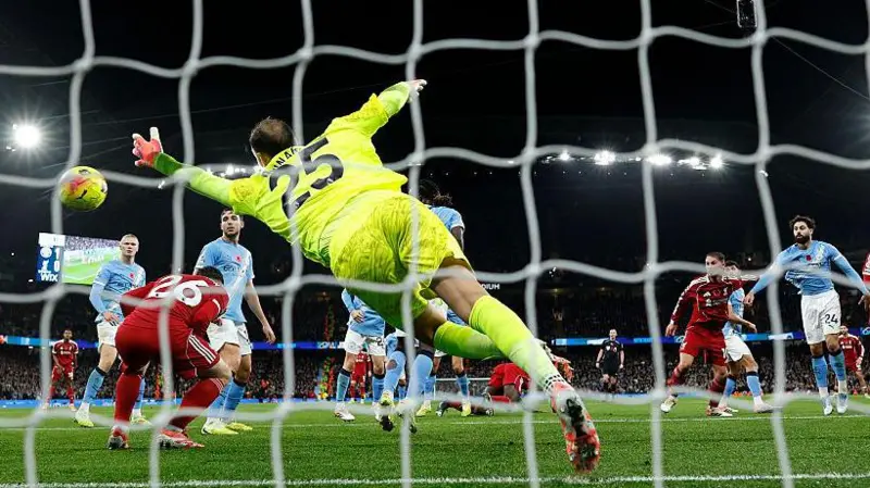 หัวหน้าผู้ตัดสินกล่าวว่าประตูของฟาน ไดจ์คไม่ถูกต้อง ผู้ตัดสินเชื่อว่าการแทรกแซงของโรเบิร์ตสันนั้นไม่เหมาะสม